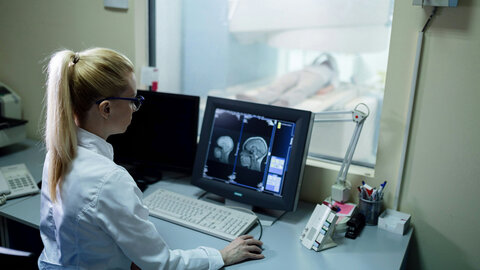 CT-Aufnahmen des Gehirns im Labor mit Patient:in in der Röhre