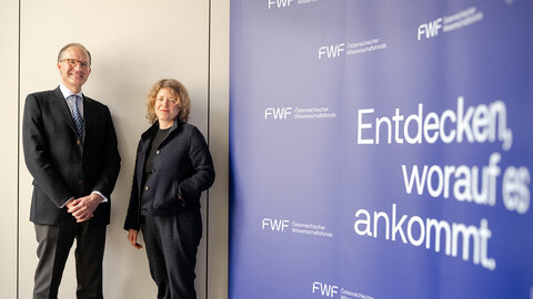 Christoph Binder und Eva Kernbauer neben der blauen FWF-Werbewand