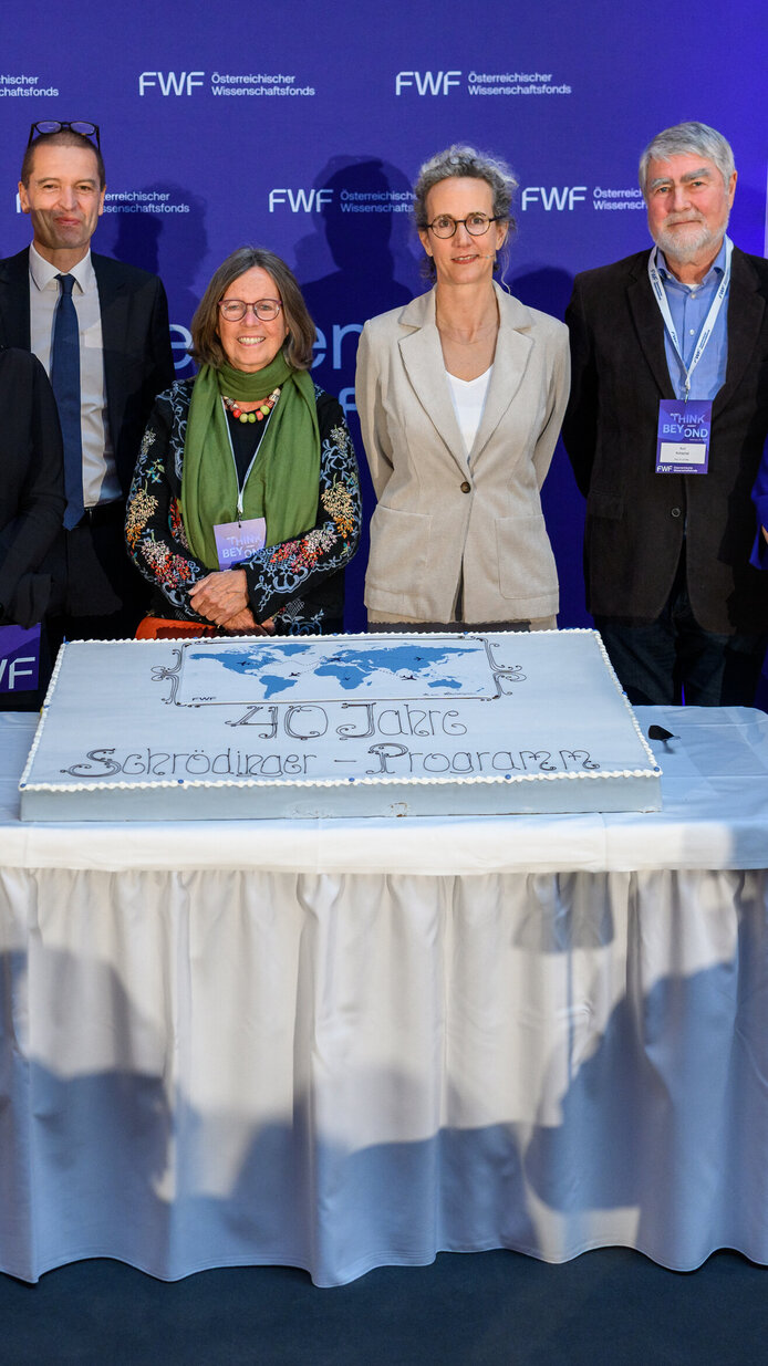 Barbara Zimmermann, Birgit Hofreiter, Ursula Jakubek, Christof Gattringer, Renée Schroeder, Birgit Dalheimer, Kurt Kotrschal, Alice Vadrot und Ruth Ladenstein beim Tortenanschnitt