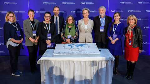 Barbara Zimmermann, Birgit Hofreiter, Ursula Jakubek, Christof Gattringer, Renée Schroeder, Birgit Dalheimer, Kurt Kotrschal, Alice Vadrot, and Ruth Ladenstein behind the cake