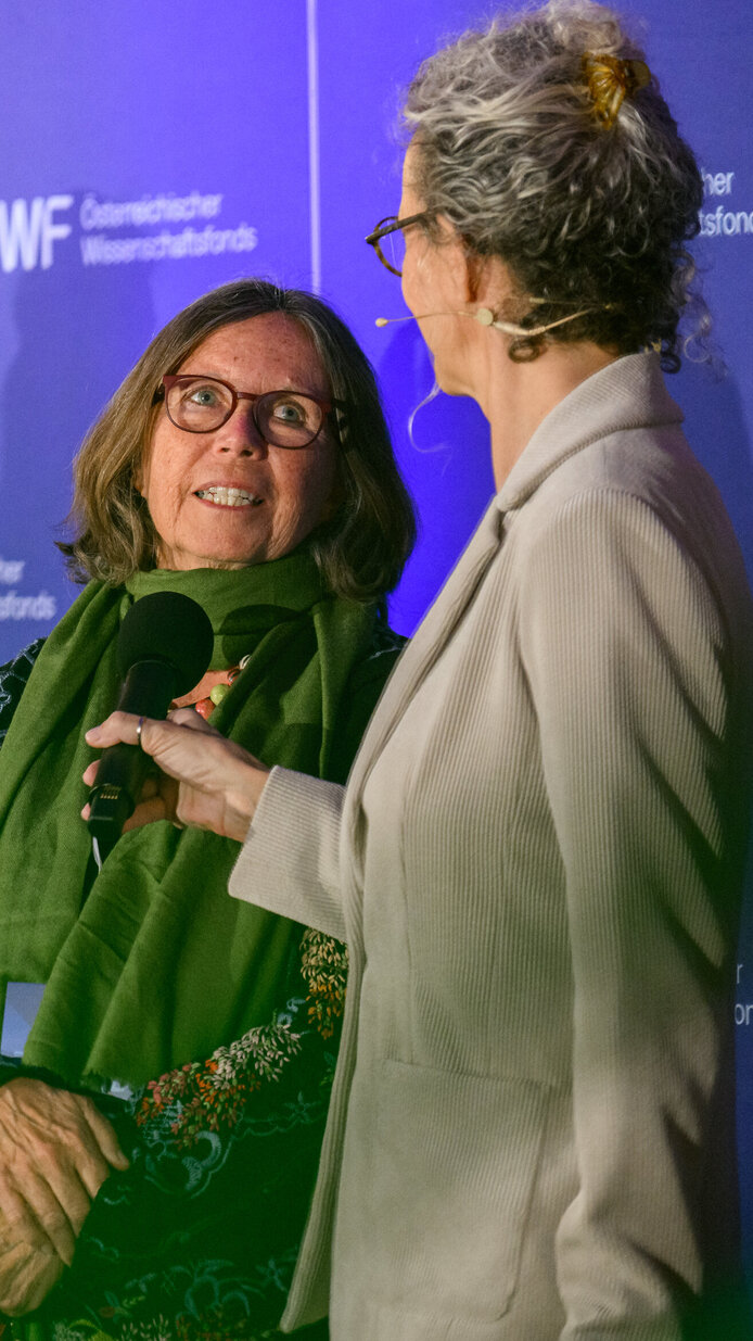 Personen stehend am Podium