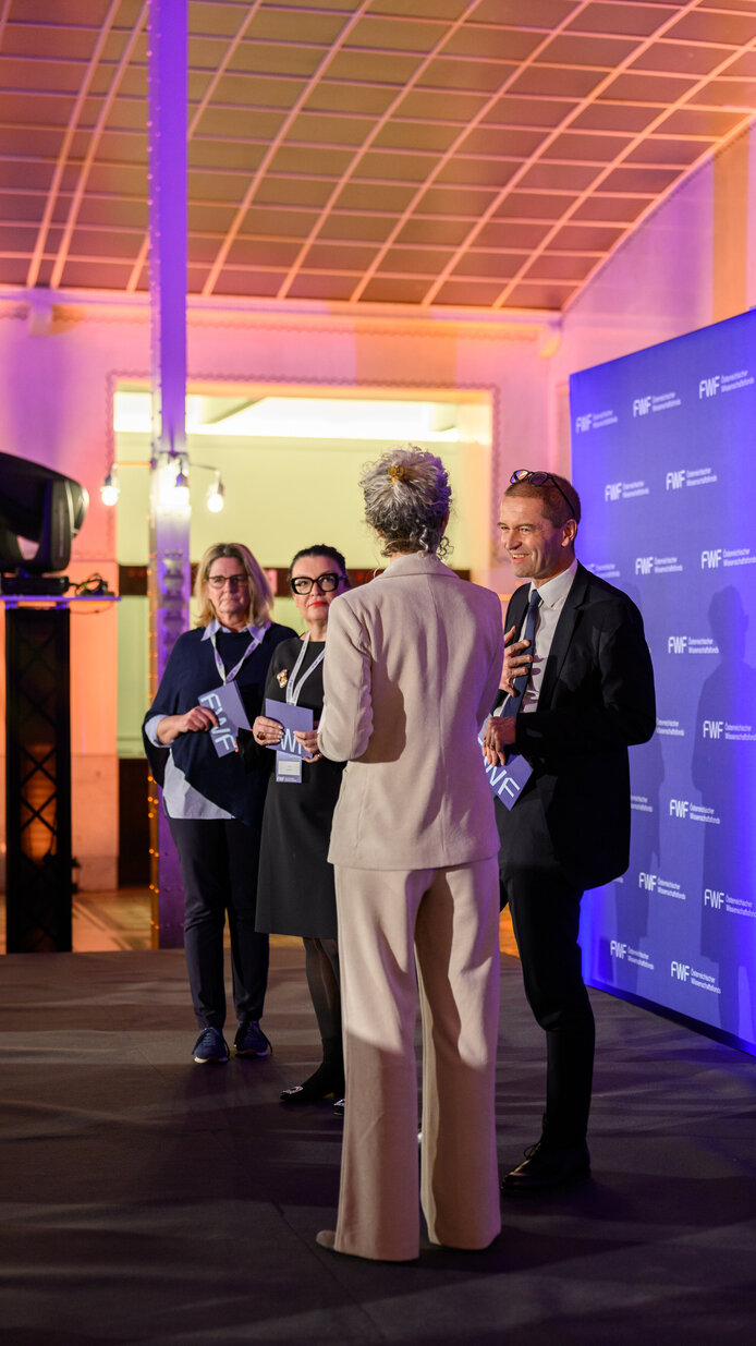 Personen stehend am Podium