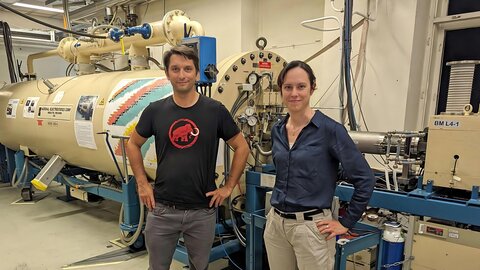 Project team member and doctoral student Andreas Wiederin and Karin Hain in front of the particle accelerator, the heart of the VERA facility. 