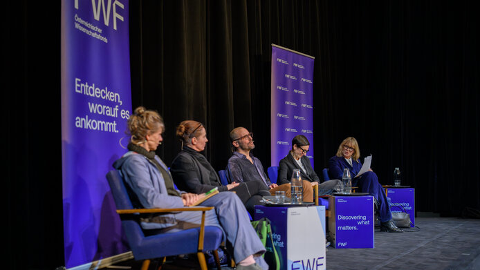 Bild der Podiumsdiskussion mit Expert:innen