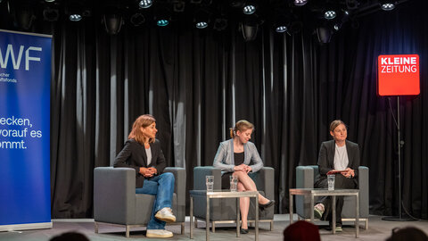 Kristina Hütter-Klepp, Corina Madreiter-Sokolowski und Martina Marx im Gespräch auf einer Bühne