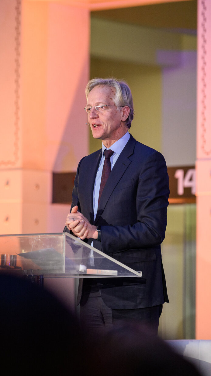 Keynote Speaker auf dem Podium