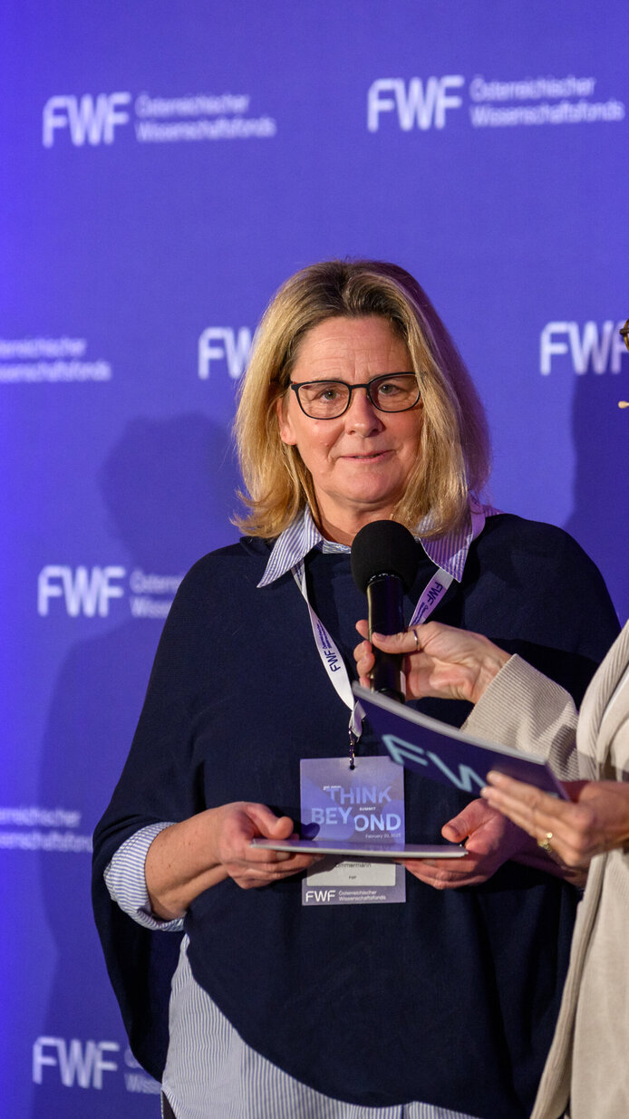 Personen stehend am Podium