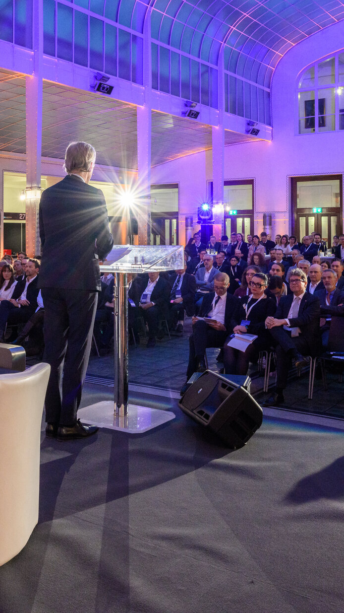 Keynote Speaker von hinten im Vordergrund, im Hintergrund das Publikum