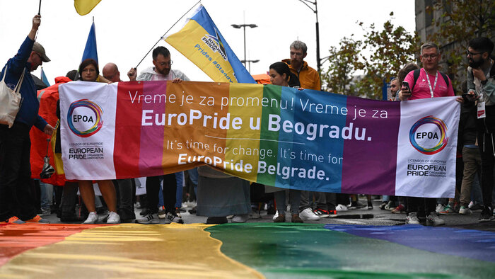 Banner und Teilnehmende bei der Europride Parade 2022, Belgrad