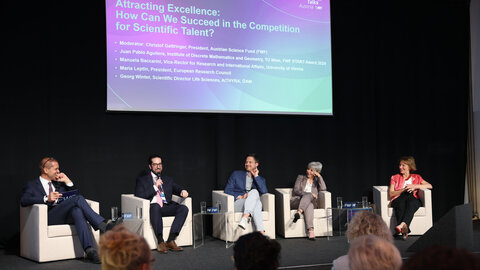 Christof Gattringer (FWF), Juan Pablo Aguilera (TU Wien), Georg Winter (AITHYRA, ÖAW), Manuela Baccarini (Universität Wien) und Maria Leptin (ERC) auf der Bühne